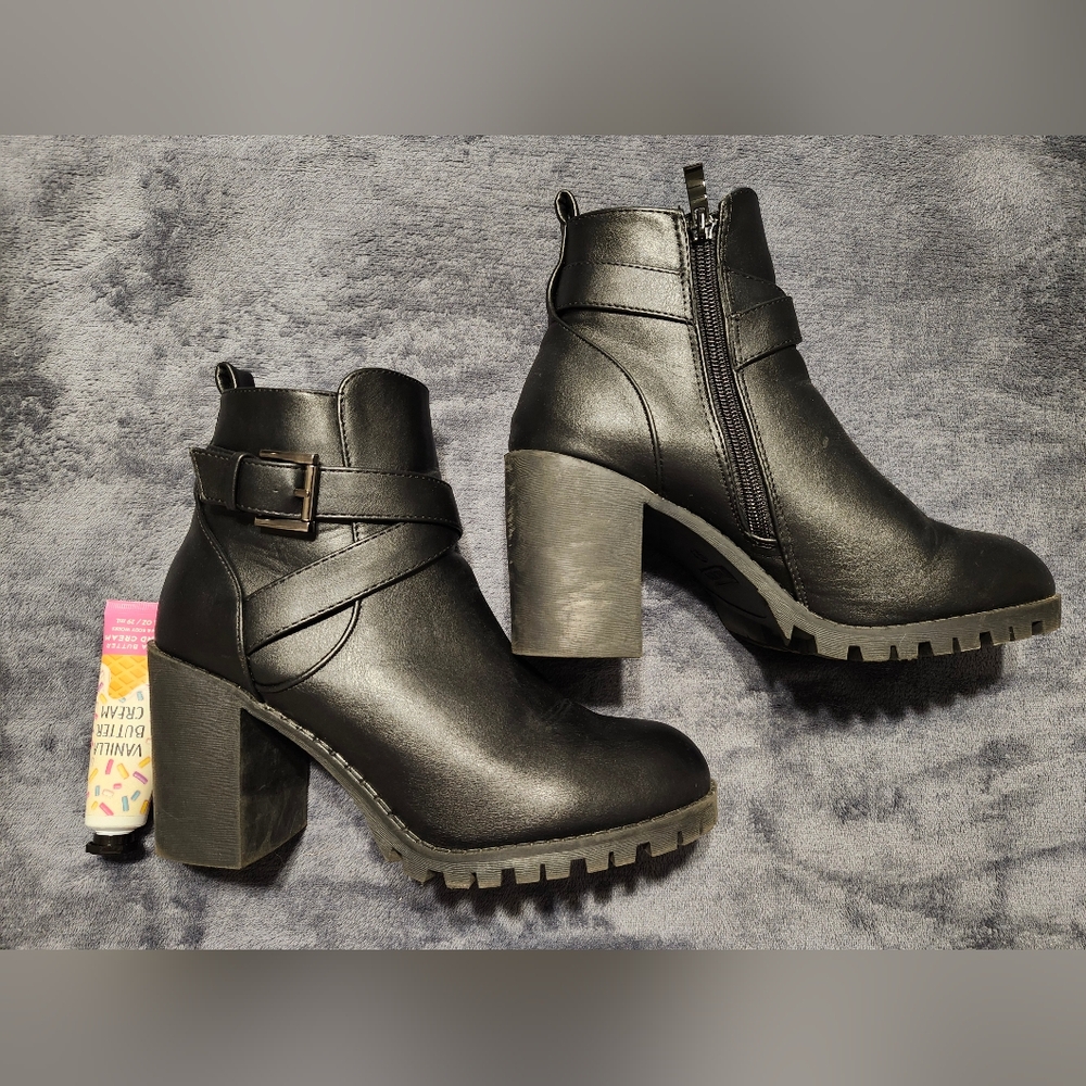 Faux leather women bootie size 9
